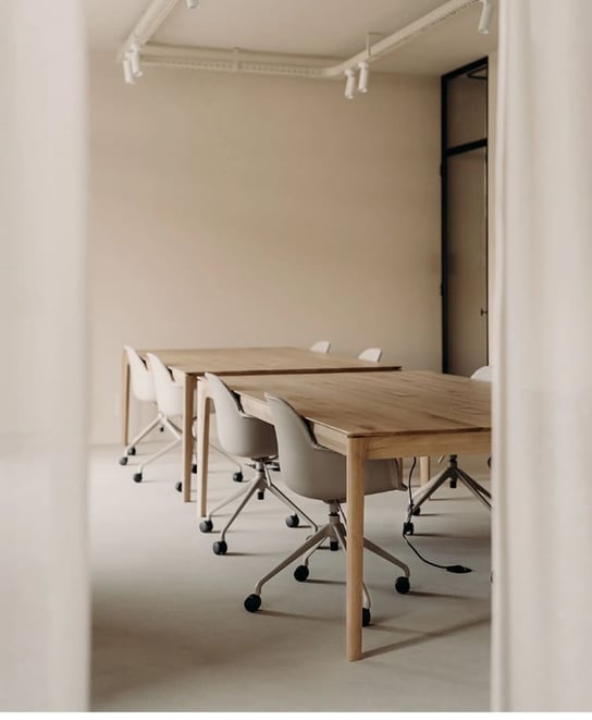 Bok_cowork_desks_oak_Ethnicraft_Compaan_case