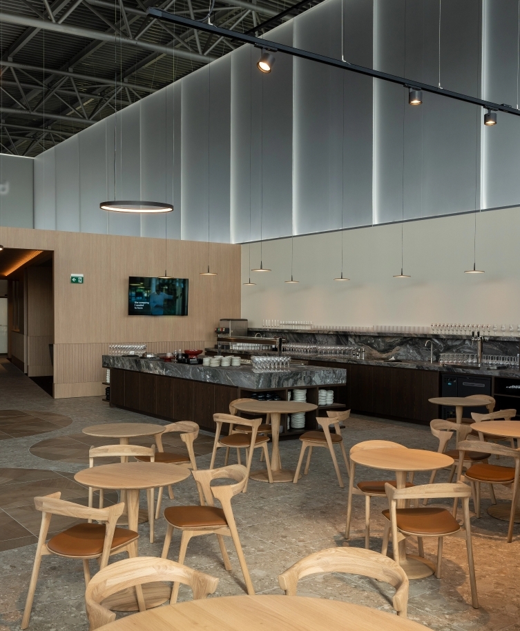 Bok_dining_chair_Torsion_dining_table_oak_Brussels_Airlines_Sunrise_Ethnicraft