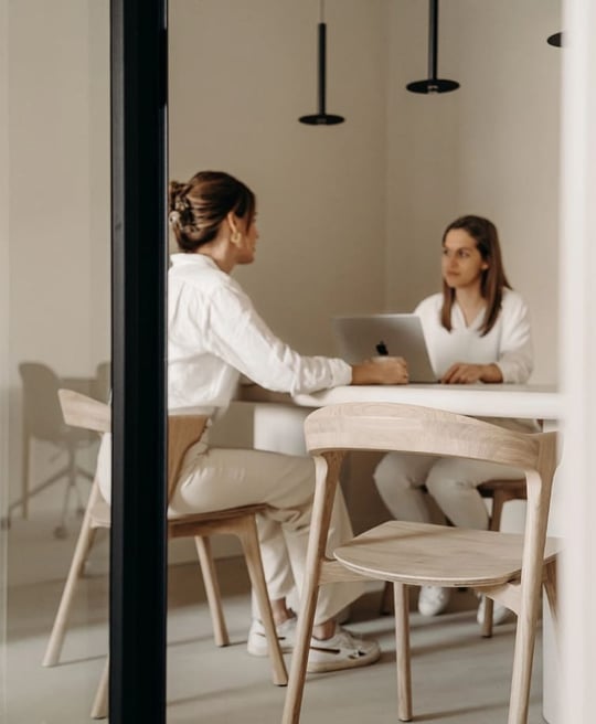 Bok_dining_chairs_solid_oak_Ethnicraft_Compaan_case