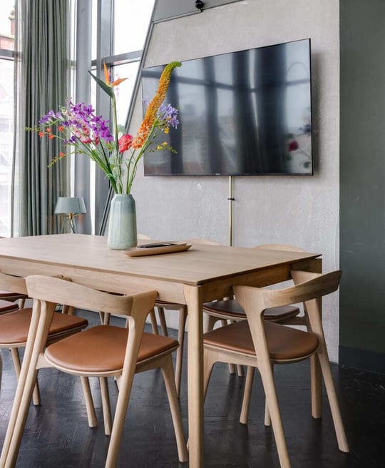 Bok_dining_table_chairs_cognac_leather_Duke_Boutique_hotel_Ethnicraft_case