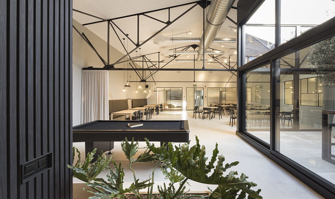 Casale_dining_chair_bok_dining_torsion_dining_tables_Ethnicraft_cases_LGLVarchitecten_kantoor_Bolckmans_Hoogstraten