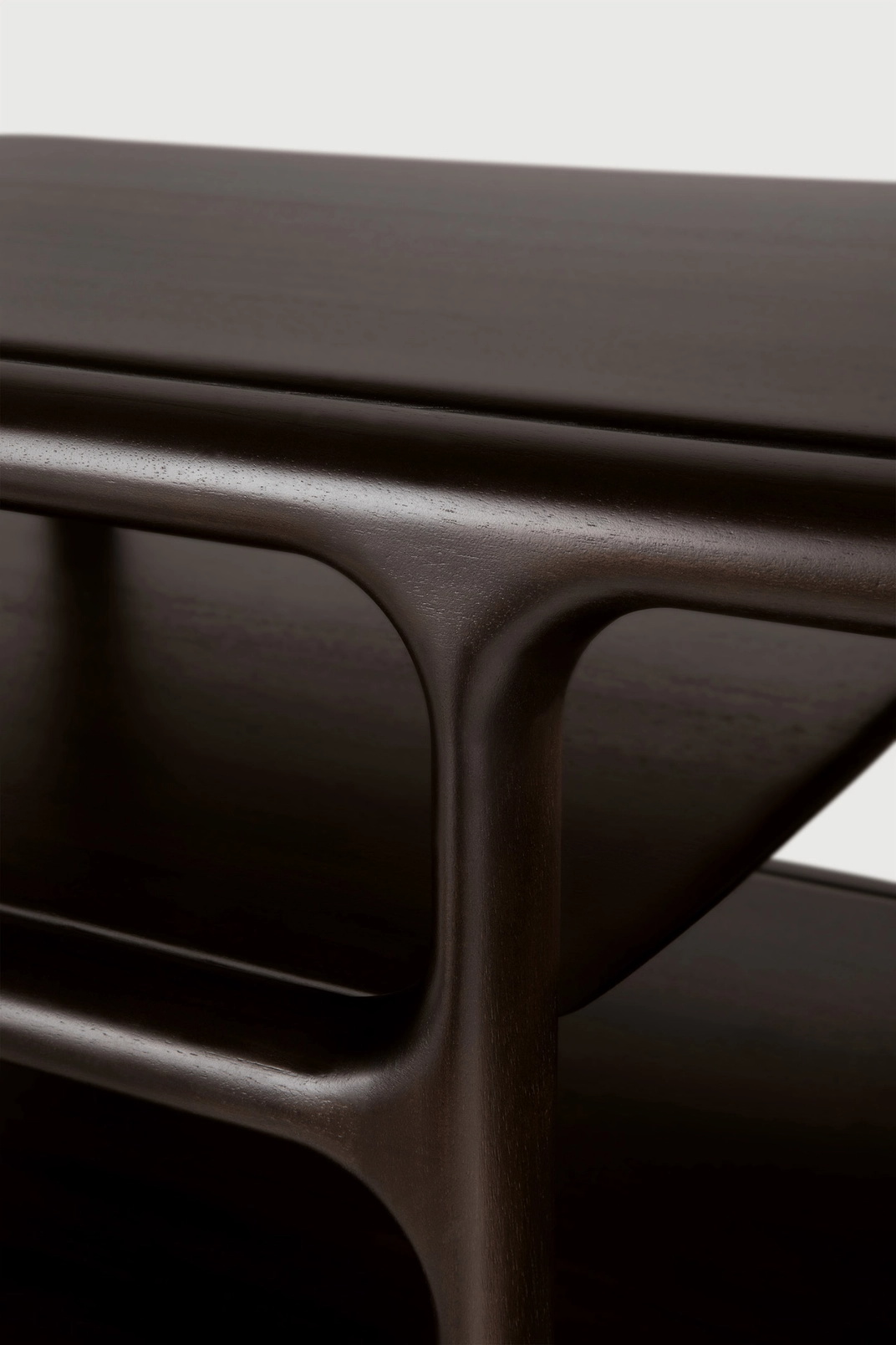 Eda_collection_35188_Eda_coffee_table_varnished_mahogany_Rose_brown_det03_Ethnicraft
