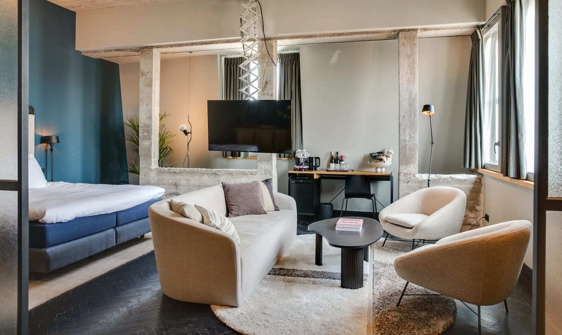 Ellipse_sofa_Barrow_sofas_Boomerang_coffee_table_Duke_Boutique_hotel_Ethnicraft_case