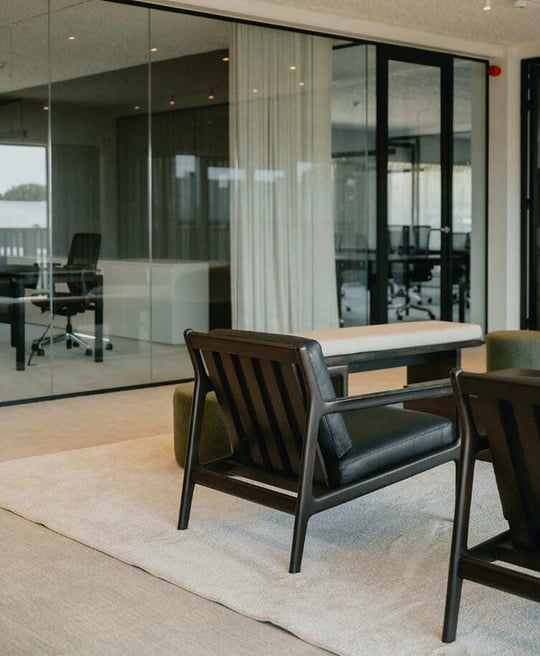 Jack_lounge_chairs_black_leather_stability_console_Ethnicraft_lab_of_tomorrow_case