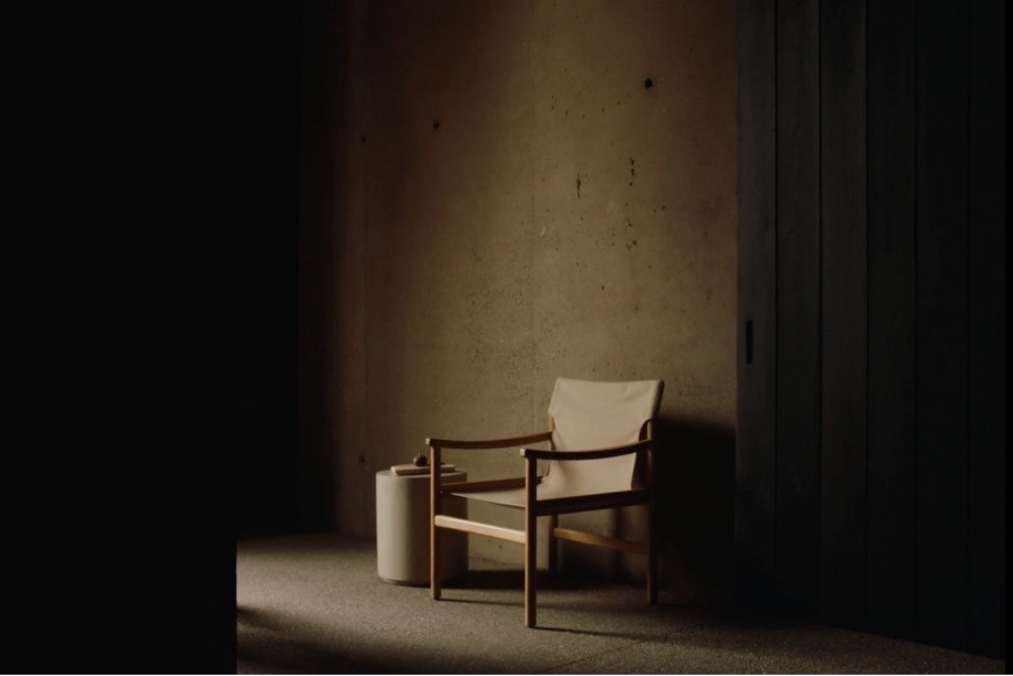 Sahara_outdoor_lounge_chair_Elements_outdoor_side_table_under_Belgian_Skies_Ethnicraft