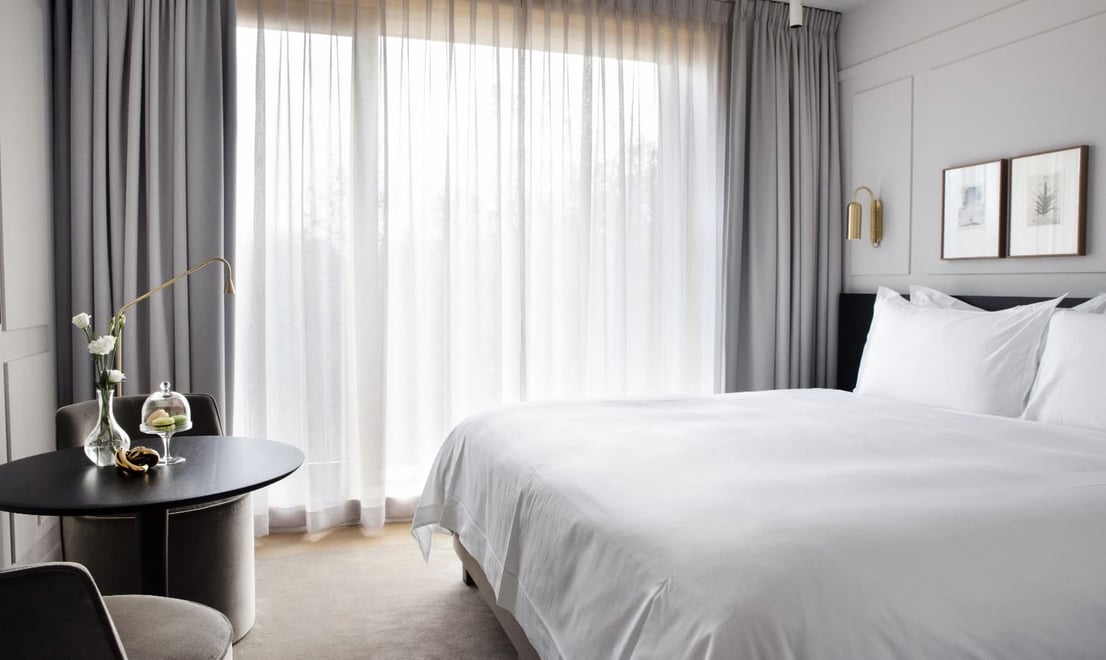 Torsion_dining_table_Pillows_Maurits_at_the_Park_Luxury_Ethnicraft_case