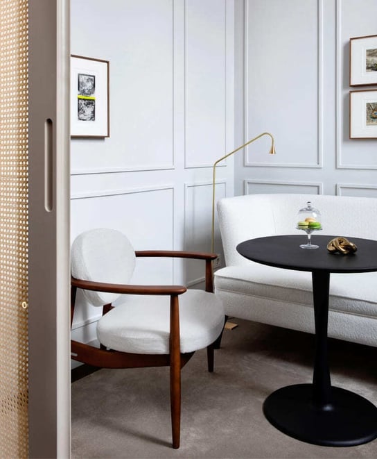 Torsion_dining_table_Pillows_Maurits_at_the_Park_Pillows_Suite_Ethnicraft_case