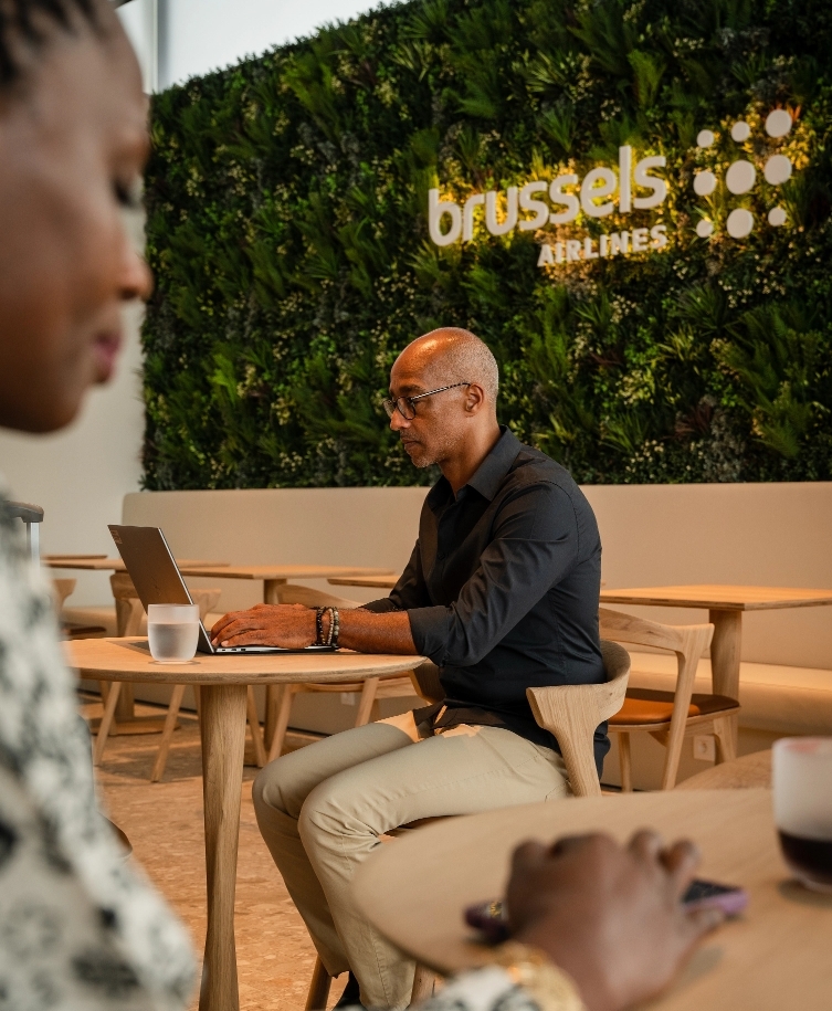 Torsion_dining_table_bok_dining_chair_Brusselsairlines_Sunrise_Ethnicraft