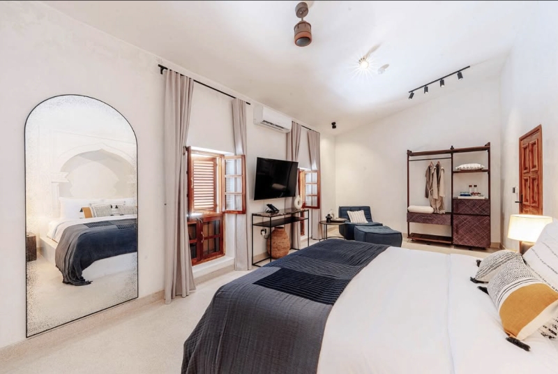 n701_modular_sofa_clear_gate_mirror_cases_Ethnicraft